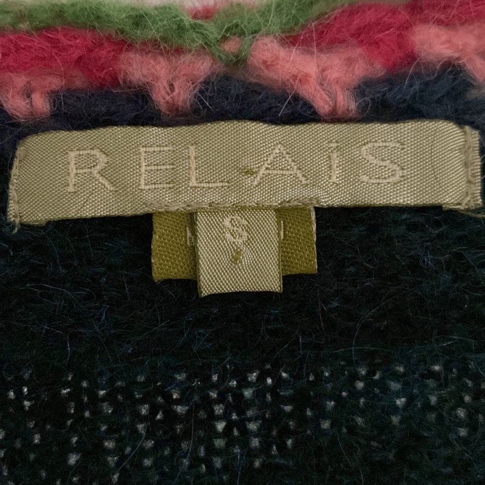 Beautiful Embroidered Sweater. - Picture 8 of 10